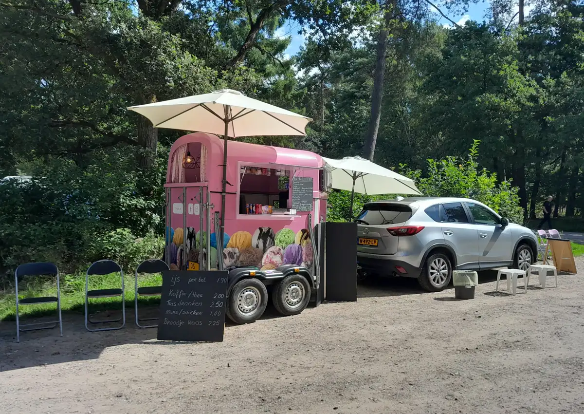 Auto en stoeltjes bij de Cartierheide