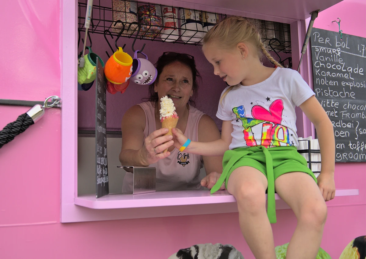 Foto c-tjes deelt ijsje uit
